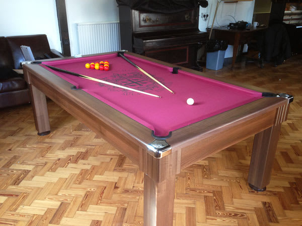 DPT-windsor-pool-table-walut-red-logo-cloth.jpg