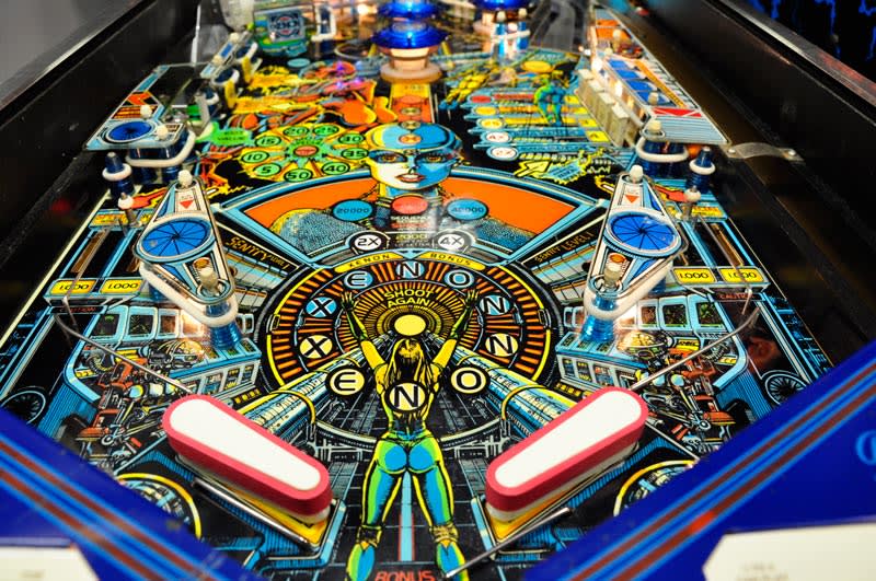 Bally Xenon Pinball Machine - Flippers nad Playfield