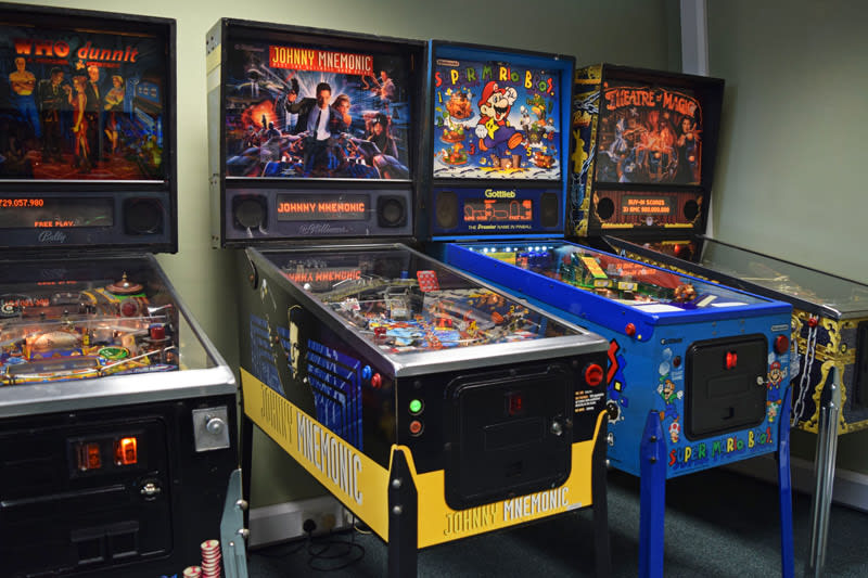 19066-1-johnny-mnemonic-pinball-machine-in-showroom.jpg