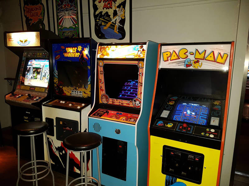 arcade-machines-in-bar.jpg