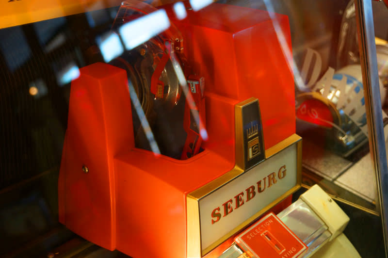Seeburg KD200 Vintage Jukebox - Player Mechanism