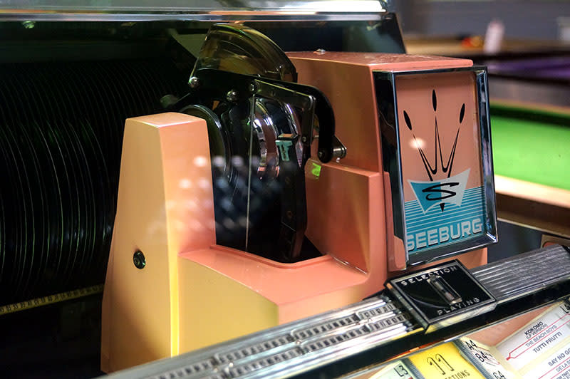 Seeburg 222 Vinyl Jukebox - Player Mechanism