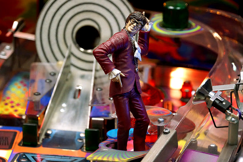 Austin Powers Pinball Machine - Austin Powers Figure