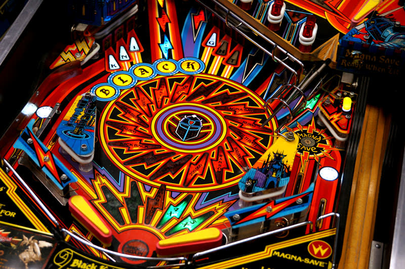 black-knight-2000-pinball-machine-flippers.jpg