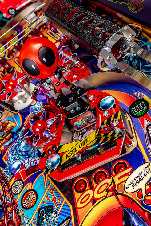 Deadpool LE Pinball Machine - Deadpool Bobblehead