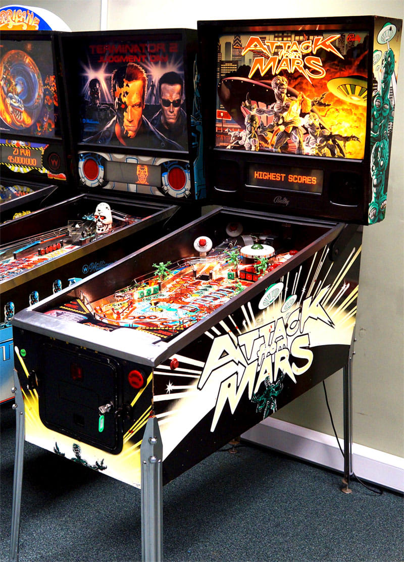 Choix pour un premier Flipper 29551-1-attack-from-mars-pinball-machine-in-showroom