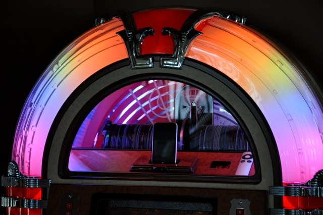 Sound Leisure 1015 Jukebox Showroom Top Bubble